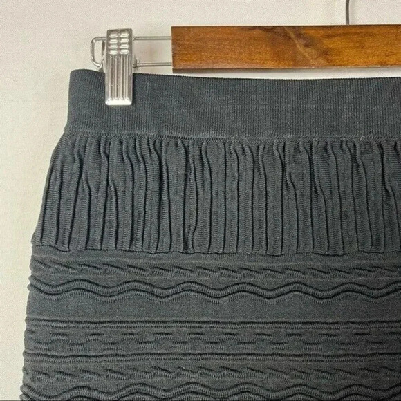 Boutique Olivaceous Black Textured Bodycon Ruffle Bottom Mini Skirt M - Picture 3 of 4